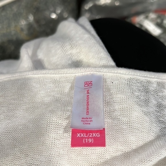 NO BOUNDARIES WHITE BLOUSE WITH TASSELS SUZE XXL - Picture 8 of 8